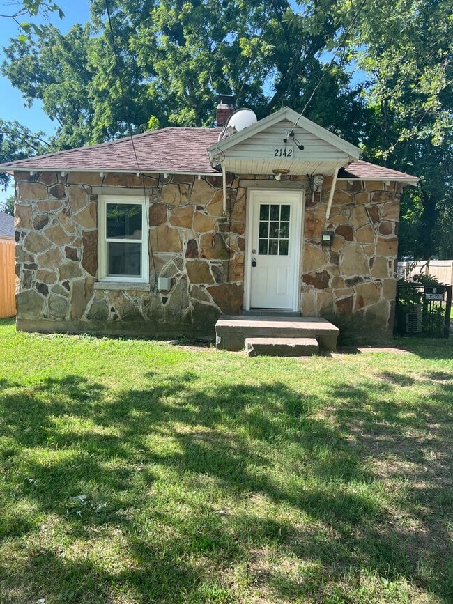 Building Photo - 1 bedroom/1 bathroom house