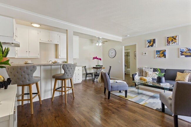 Photo - Holiday West Apartments