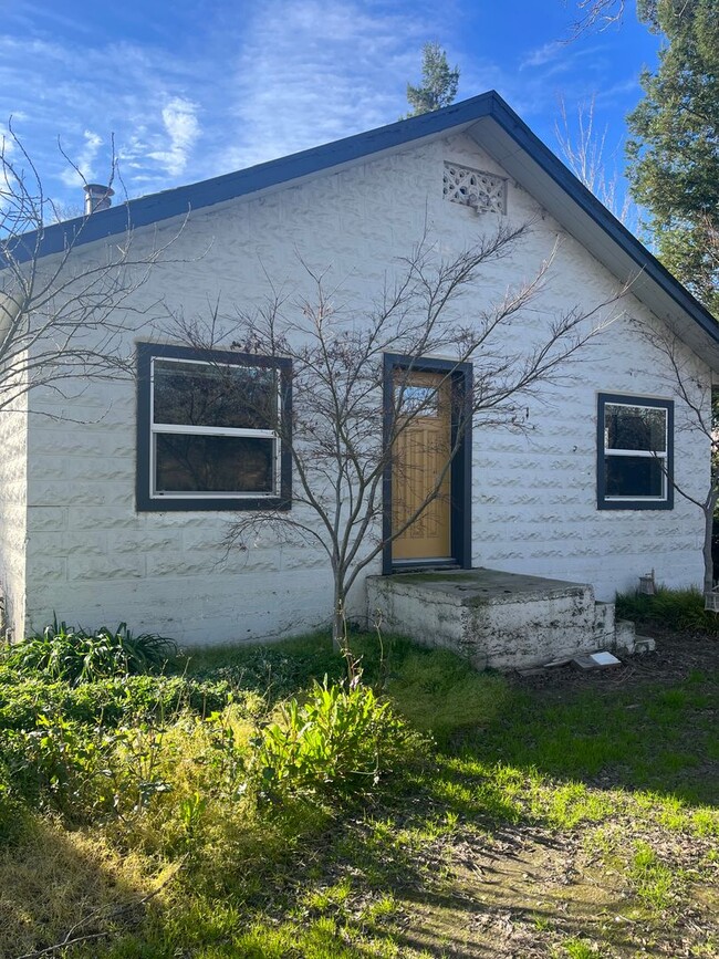 Building Photo - 2 bedroom 2 bath Country House with Big Den