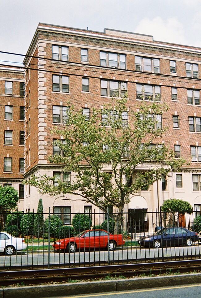 Photo - 1999 Commonwealth Ave Condominio