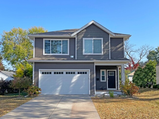 Building Photo - Spacious and Modern 4 Bedroom 3 Bath in Richfield is Pet Friendly!