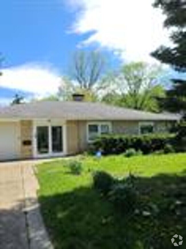 Building Photo - 106 Elmwood Dr Rental