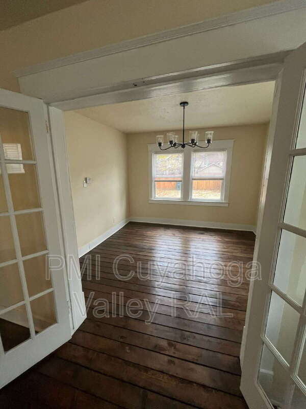 Photo - 555 Brittain Rd