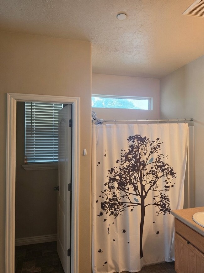 1592 W 3180 N