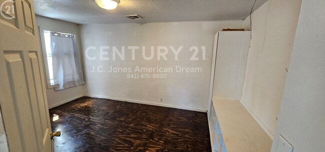 Photo - Minutes to Downtown Grants Pass