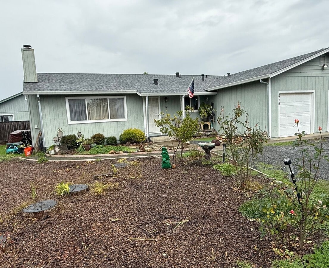 One level duplex in Windsor with 1 Car Garage, Cats Ok! - One level duplex in Windsor with 1 Car Garage, Cats Ok!