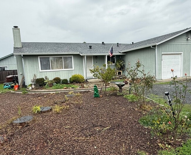 Building Photo - One level duplex in Windsor with 1 Car Garage, Cats Ok!