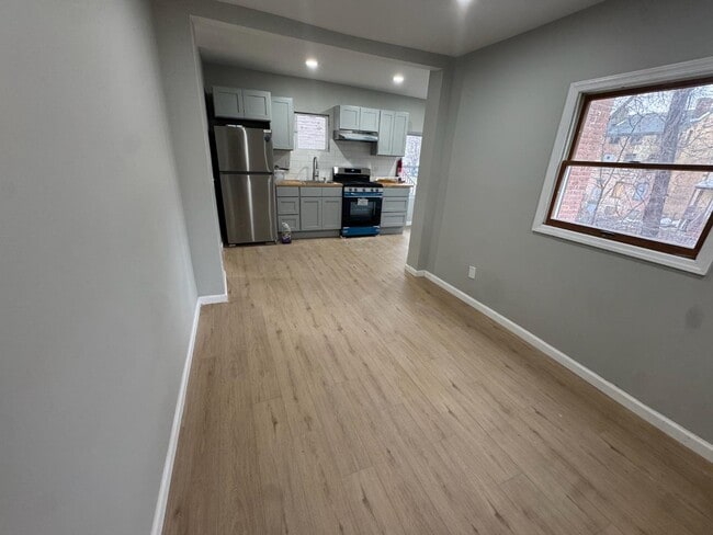 Building Photo - 163 Lander St