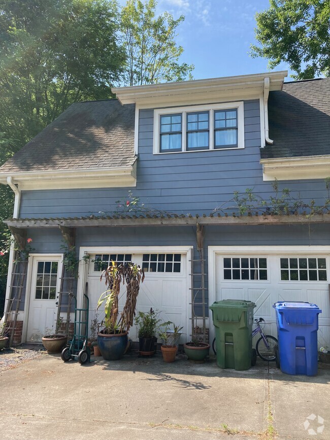 Building Photo - 675 Home Ave SE Unit 675 - Carriage house