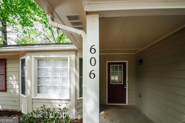 Photo - 606 Hamlet Ct SE