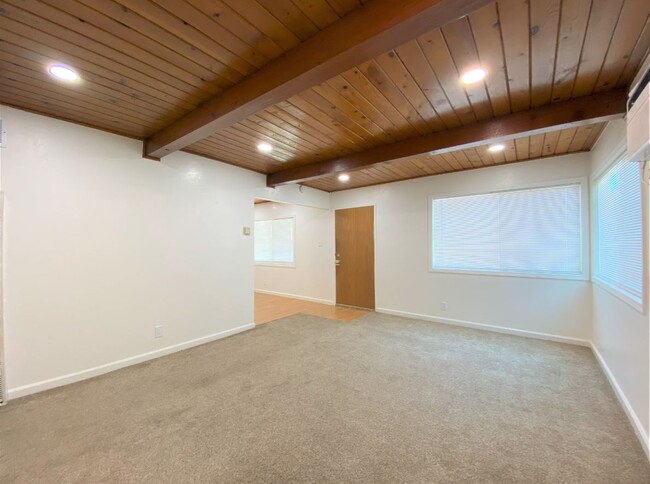 Photo - 605 Barney St