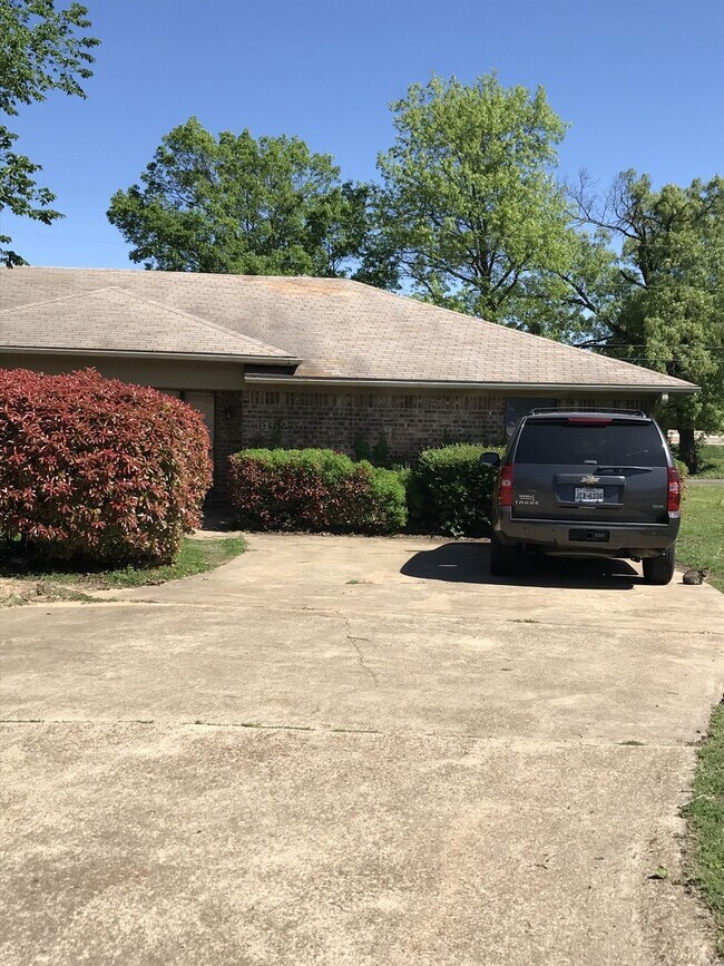 Building Photo - 1452 26th St NE