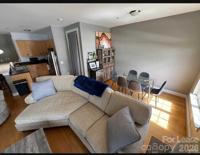 Photo - 1101 W 1st St