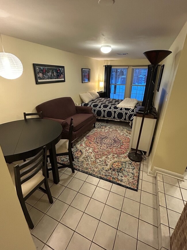 Building Photo - 2422 Observatory Pl NW Unit Studio Apartment