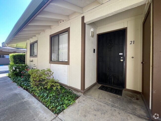 Building Photo - Beautiful Updated Condo with 2 Private Out... Unit 21