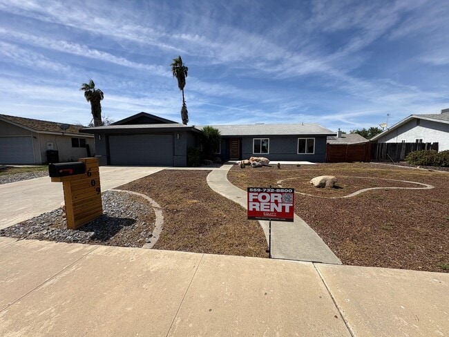 Building Photo - Solar equipped Lemoore home Available Now!