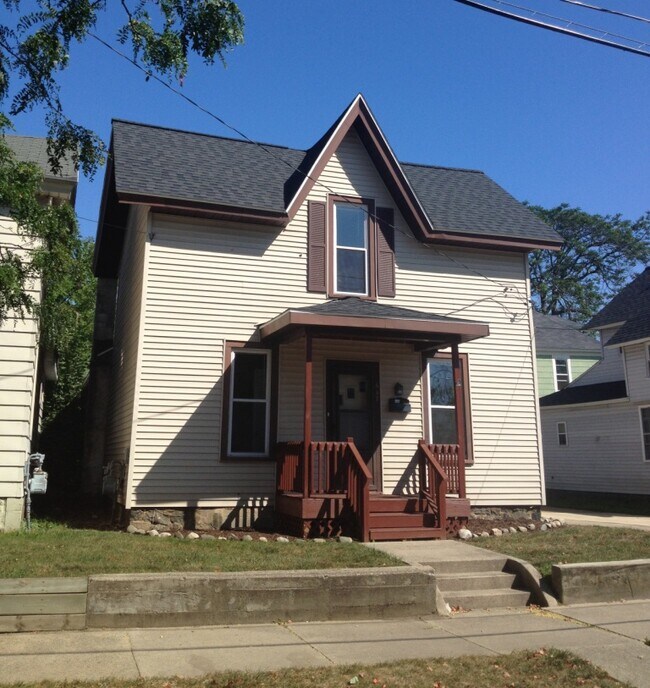 Photo - 647 California St NW