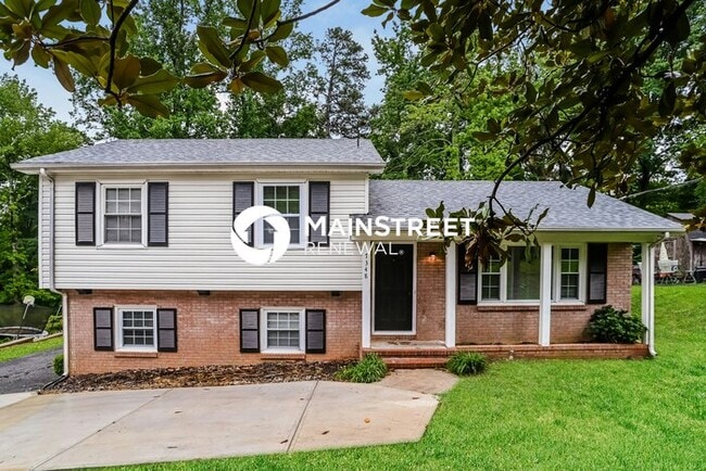 Building Photo - 4 Bedroom Pet-Friendly Home in Charlotte, NC with Main Street Renewal