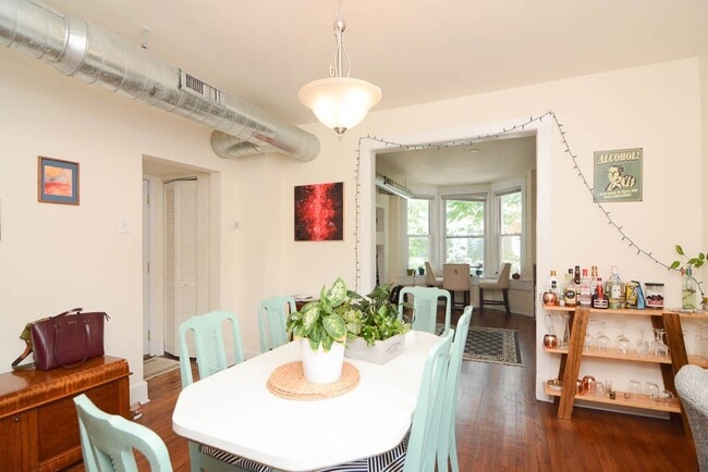 Building Photo - 3512 N Lincoln Ave Unit J05P