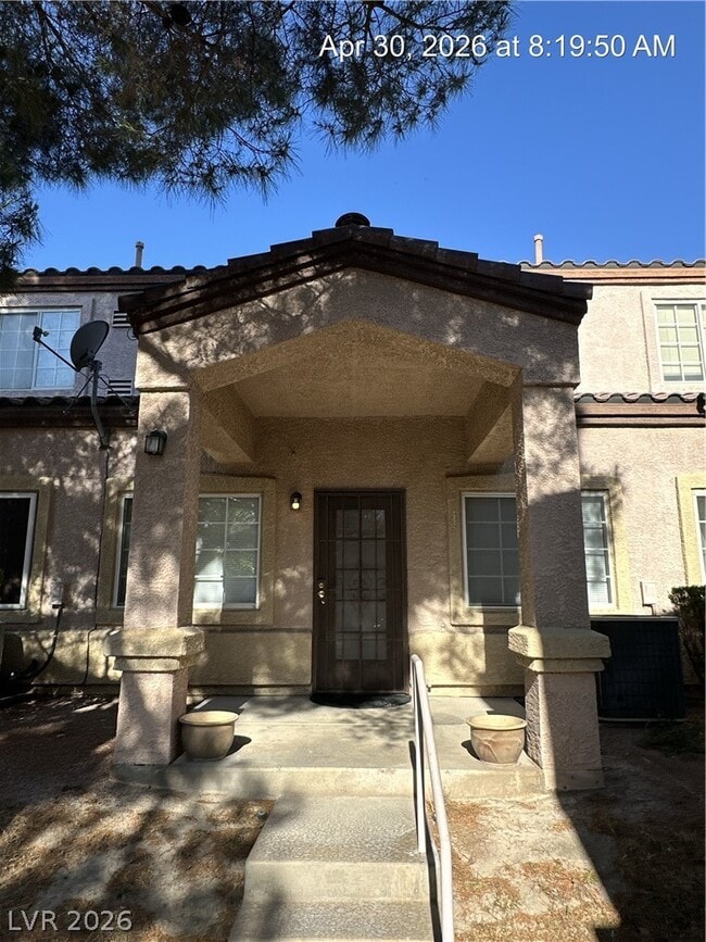 Building Photo - 1956 Vista Malaga St