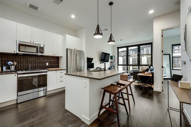 Building Photo - 800 Embassy Dr Unit 513