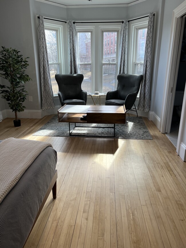 Studio Living Space - 283 Union St