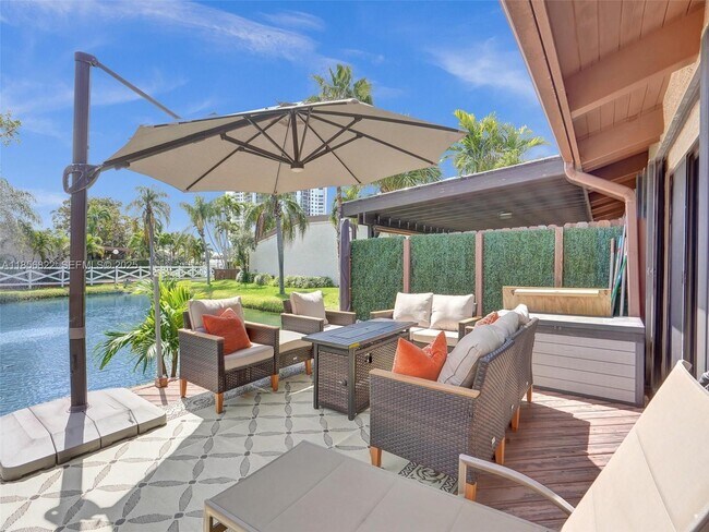 Building Photo - 2667 Parkview Dr S