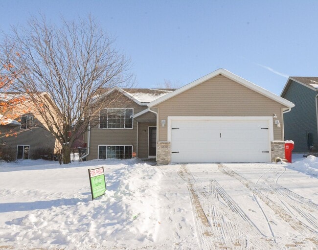 Building Photo - Modern 5-Bedroom Home for Rent in Rochester MN with Garage & Fenced Yard