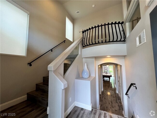 Building Photo - 8290 Hamilton Oaks St Rental