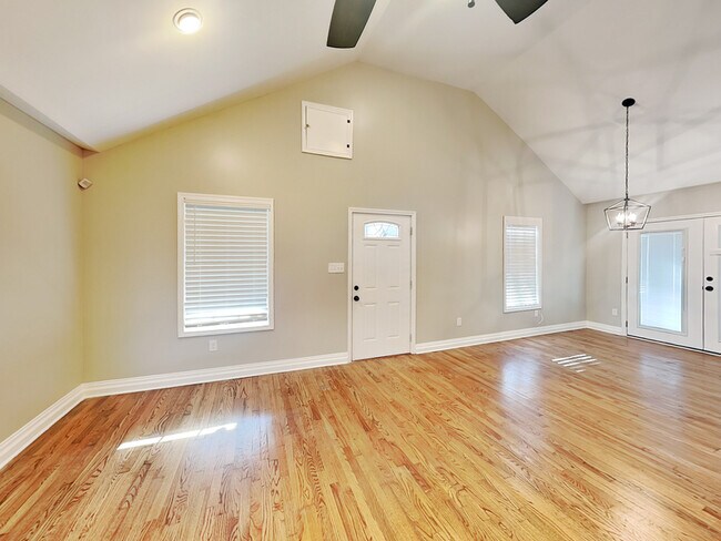 Photo - 1439 Westmont Rd SW