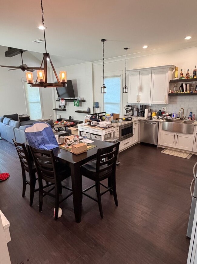 Photo - Gorgeous Single Family Home, 4BD/4BA with Large Backyard