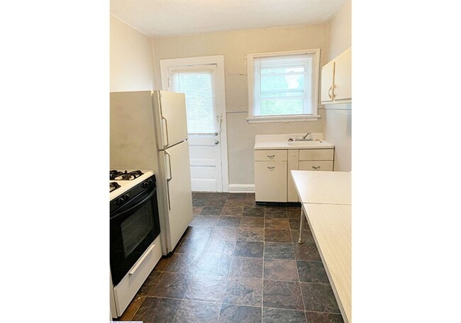 Building Photo - 415 Probasco St Unit 419-09