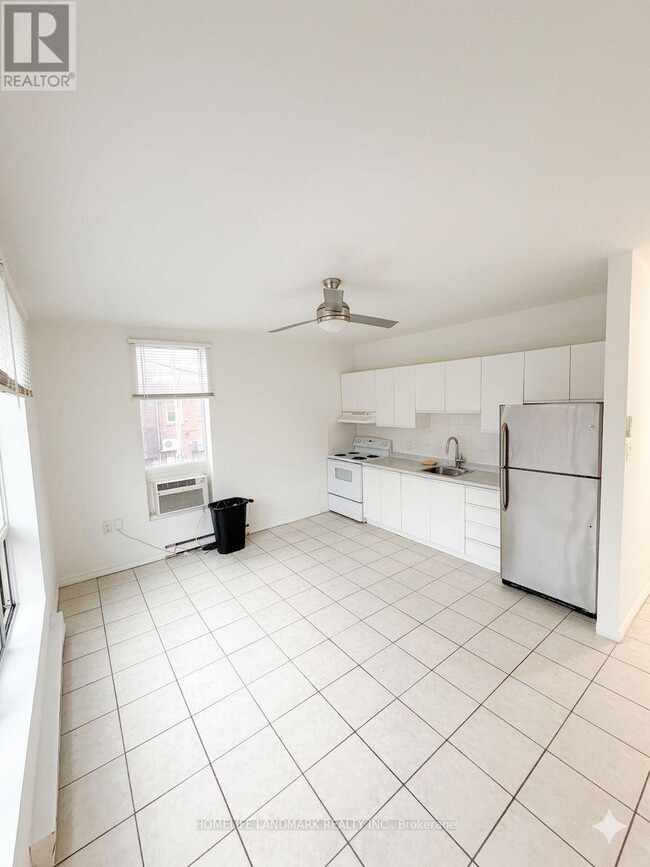 Photo - 968 Bathurst St