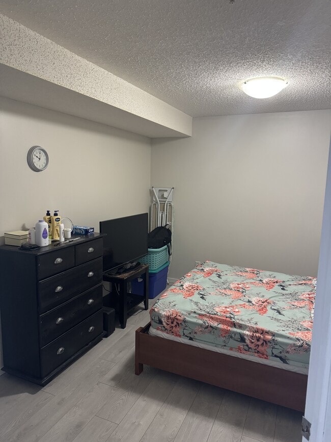 Photo - 6921-199 199 St NW