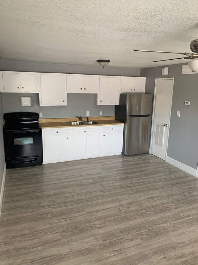 Building Photo - 1 Bedroom 1 Bath In Central Las Vegas Unit 24