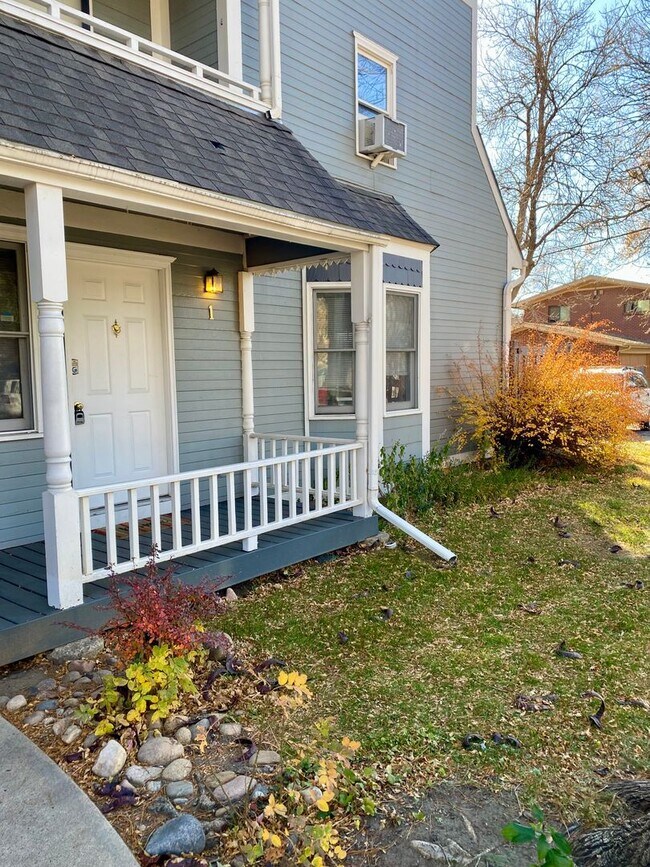 Photo - Sunny, Cozy 1 Bedroom Condo - Available for Move-in Now! Unidad 1