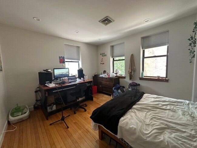 Building Photo - 100 Riverway Unit 4 Rental