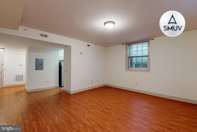Building Photo - 11 E Chase St Unit T03