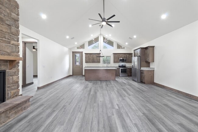 Building Photo - 140 N Retreat Dr