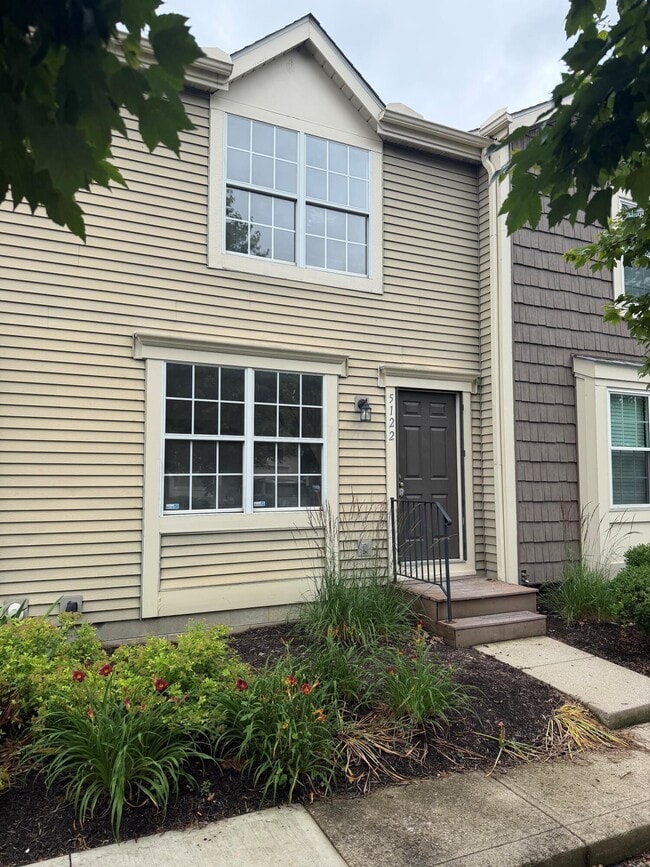 Building Photo - 5122 Singleton Dr Unit 36C