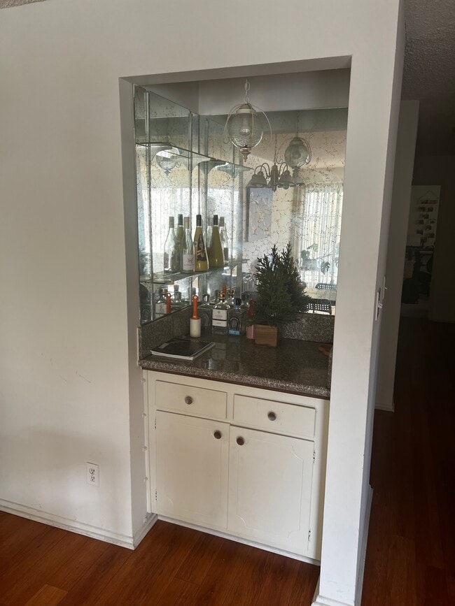 Photo - Over 1,000 SF at Kings Road Arms