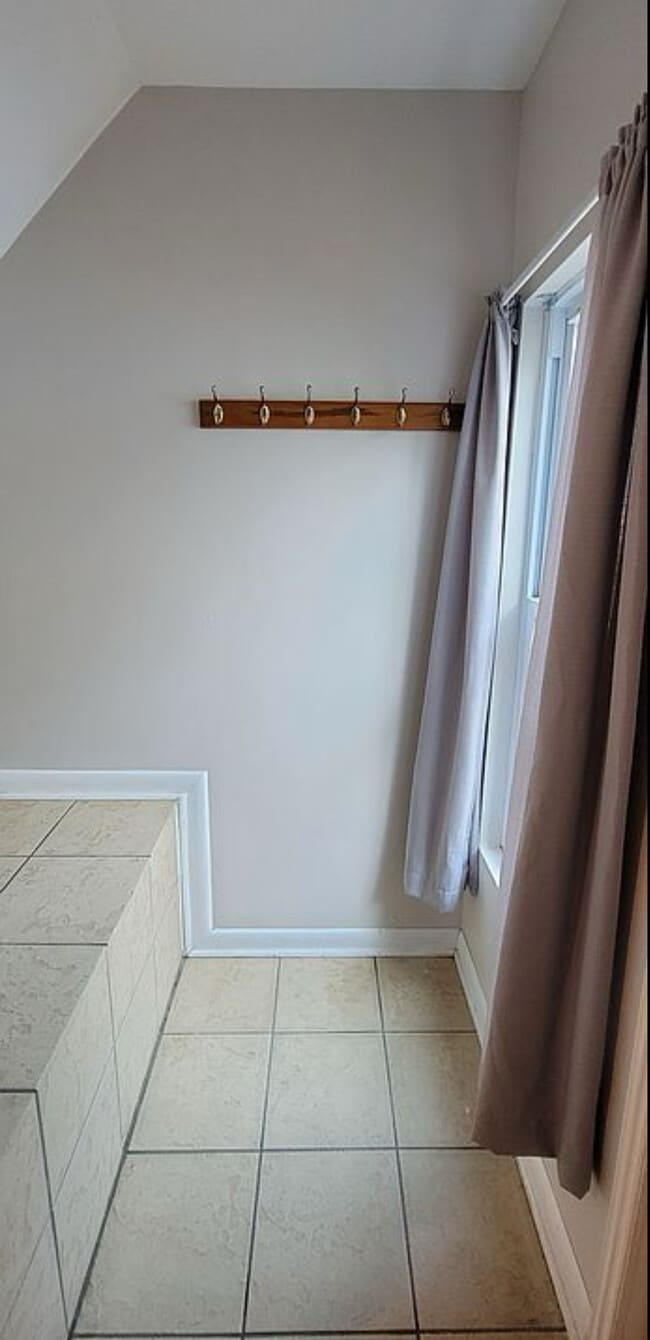 Pequeño espacio para guardar zapatos en la entrada - 15 Minden Ave Unidad 2