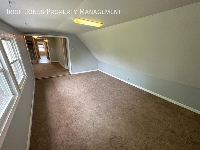 Building Photo - 194 Central Ave Unit Upper