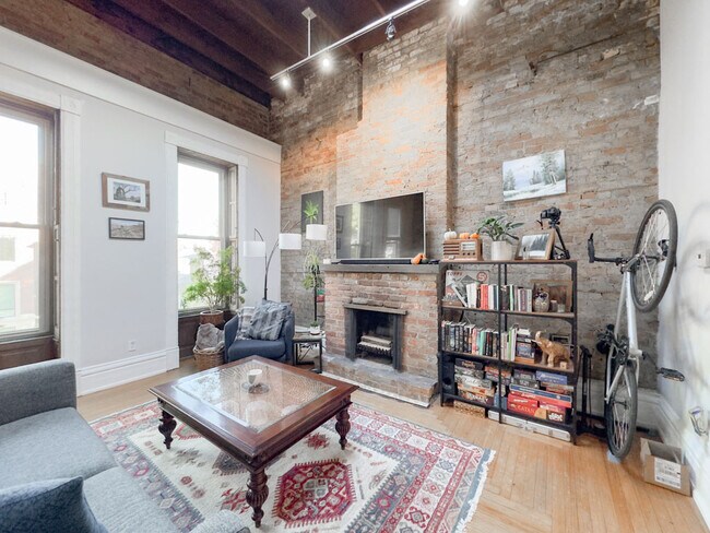 Building Photo - 2136 N Clifton Ave Unit J04P