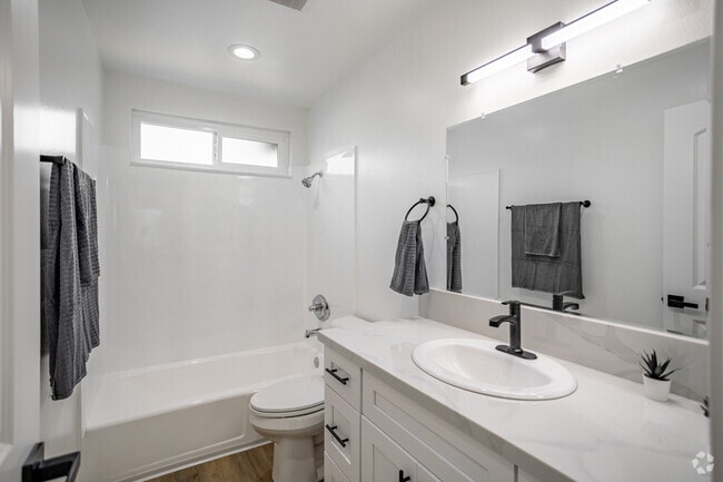 1BR, 1BA - 650SF - Bathroom