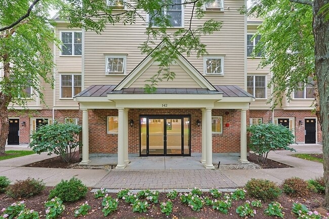 Building Photo - 142 Bigelow St Unit 304