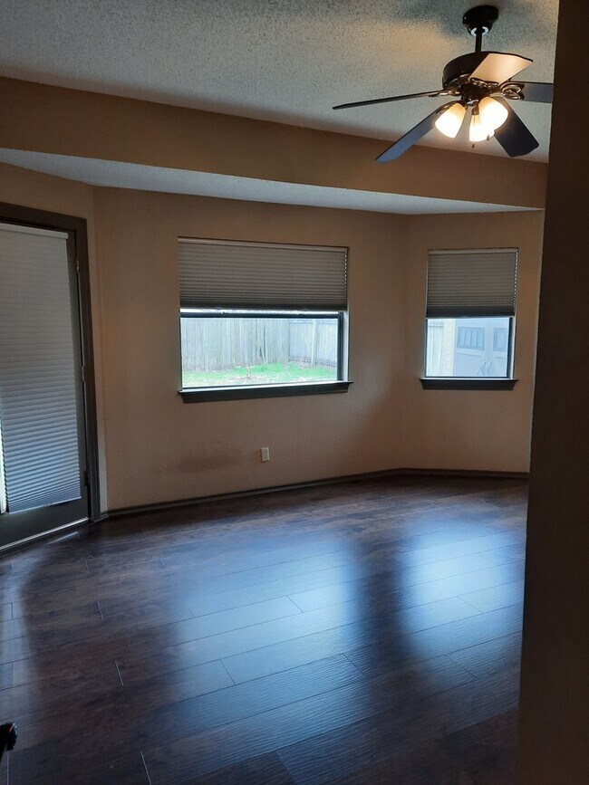 Photo - Solar-Powered Pflugerville Property - Lots... Casa