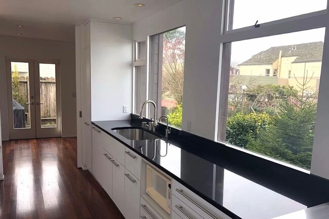 Building Photo - Tranquil & Spacious 2 BR/Den/ 1 BA Condo in the Central Richmond District