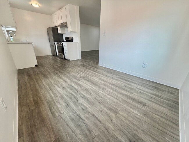 Photo - Spacious 2BD with Private Laundry Room, Garage Parking & Private Entrance Unidad 311 C