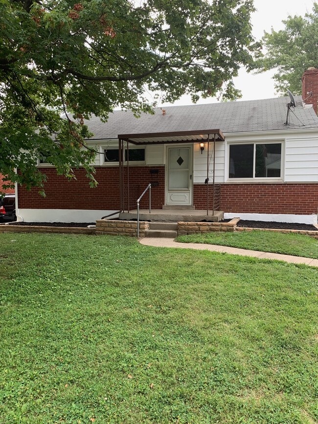 Building Photo - Three Bedroom Ranch on a large wooded lot